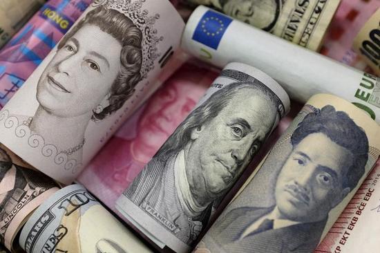 图为欧元、美元、英镑、人民币、日圆和港元。 REUTERS/Jason Lee/File Photo