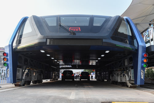 2016年8月2日，巴铁1号试验车在进行路面测试。新华社记者 罗晓光 摄