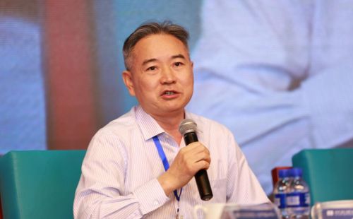 图为中国国际经济交流中心研究部部长 徐洪才。