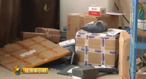 快递单显示,他们在互邮POS机等物品。