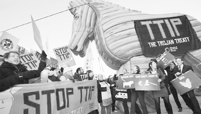 在欧洲，人们走上街头游行示威，抗议TTIP。