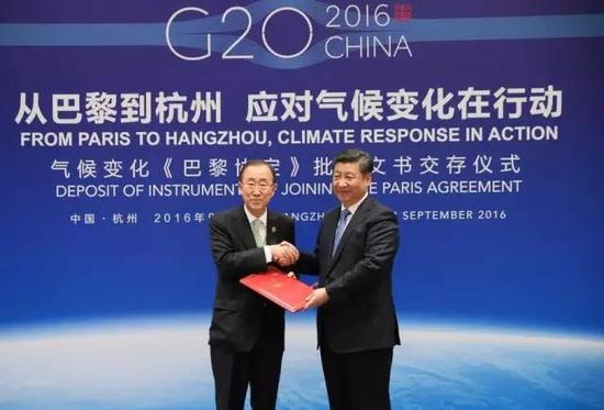 习近平向潘基文交存中国气候变化《巴黎协定》批准文书。