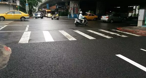 �����е�̨��Topmix Permeable·�� ͼƬ��Դ��Lafarge Tarmac��˾����