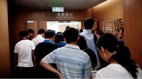 尽管上海市住建委于8月29日辟谣“购房信贷新政传言”，30日上海徐汇区民政局离婚登记处仍然人满为患。