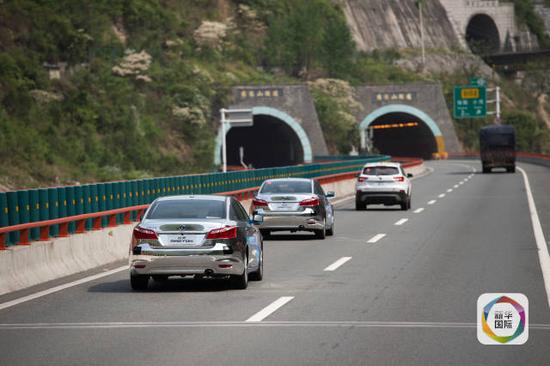 4月13日，无人驾驶汽车在穿越秦岭的高速公路上飞驰。 （新华社记者 刘潺 摄）