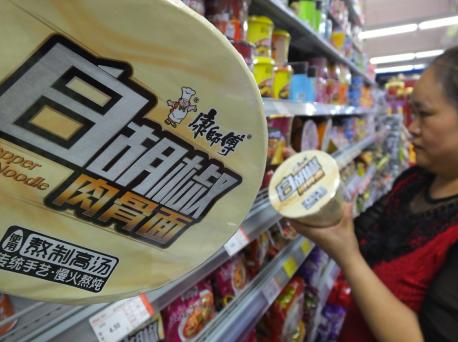 消费者在湖北宜昌的一家超市采购康师傅方便面。资料图