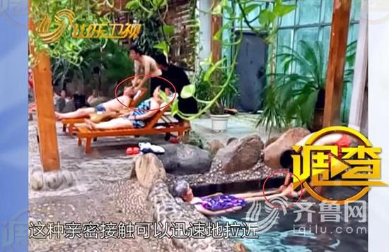 在温泉酒店里,员工给老人洗脚、搓背、按摩。视频截图