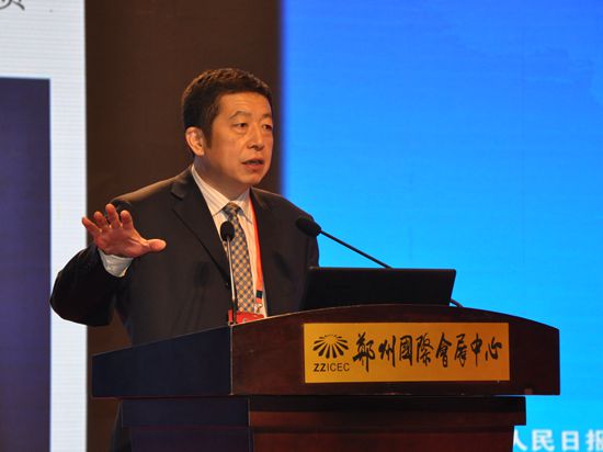 2016首届中国（郑州）国际期货论坛于2016年9月9日—10日在郑州举行。上图为永安期货总经理 施建军（图片来源：新浪财经 戴明摄）