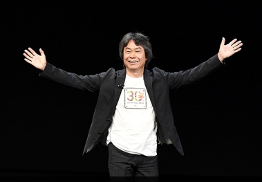 北京时间今天凌晨的 iPhone7发布会上,苹果将跨界合作的新鲜感再次提升了一个档次。在iPhone7发布会主题演讲期间,苹果CEO蒂姆·库克在讲述 App Store 业务的时候请上了事先谁也想不到的一位人物:马里奥之父、日本知名电子游戏制作人宫本茂。受此影响,任天堂美国存托股涨幅超28%。图为苹果发布会上,任天堂的传奇制作人宫本茂登台。