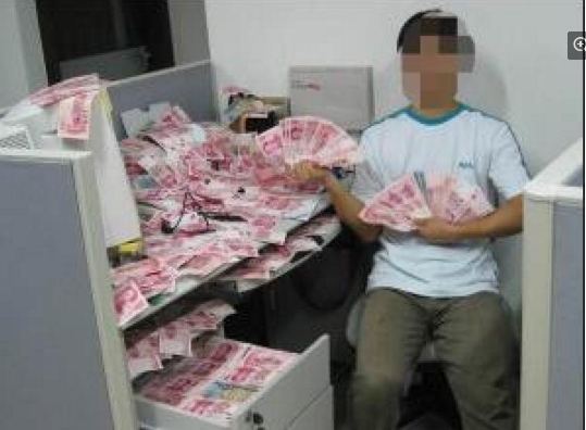 陈某在网上下载了不同面值的人民币模板，这些模板跟真的人民币比例一样，同时在淘宝网上买了带银线的银线纸。很快，陈某就造出一批面值20元的假钞。