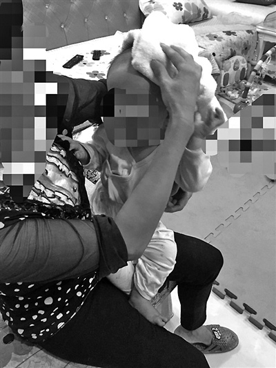 赵女士9个月大的儿子头部被砸伤，目前仍在治疗中。本报记者 杨新宇 摄