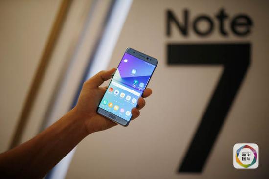 8月11日，在韩国首尔的三星Note7手机发布仪式上，一名模特手持这款手机。（新华社/路透）