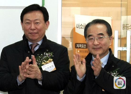 这是2009年12月30日，韩国乐天集团副会长李仁源（右）和乐天集团会长辛东彬在韩国首都首尔出席乐天集团旗下一家银行开业典礼的资料照片。 （新华社/美联）