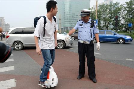 北京：交警严查平衡车电动滑板车上路。 资料图