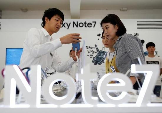 2016年9月2日，韩国首尔，一家店内的销售人员向顾客介绍三星盖乐世Note7。 REUTERS/Kim Hong-Ji