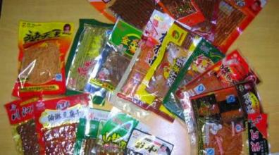 校周边食品安全大调查:超标辣条等问题零食充