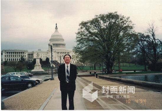 1994年4月10日 牟其中在美国时任审计署署长莫天成的陪同下参观白宫并于国会山前的留影。