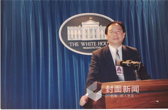 1994年4月11日 牟其中在美国时任审计署署长莫天成的陪同下参观白宫后于白宫新闻中心留影。