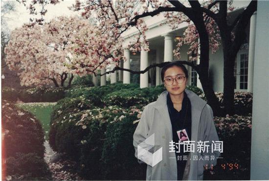 （1994年4月11日 夏宗伟陪同牟其中参观白宫后于白宫兰草坪前留影）
