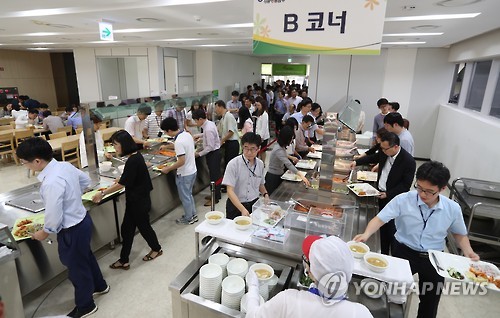 图为9月28日韩国中央政府世宗办公大楼教育部单位食堂内情景。（韩联社）