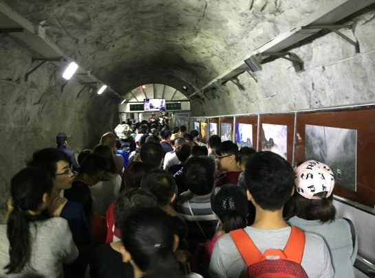10月2日下午，在西峰索道上站山洞内排队下山的游客。 澎湃新闻记者 王健 图