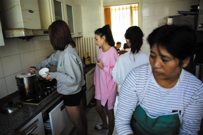 9月28日，午饭时分，主播们排队盛饭。“直播工厂”专门请了家政阿姨照顾她们的生活。