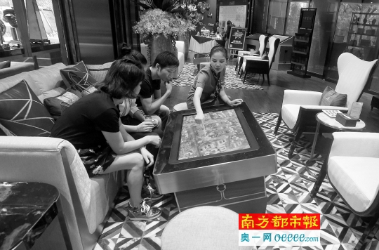 10月1日，市民在广州一楼盘销售中心听项目介绍。南都记者 冯宙锋 摄