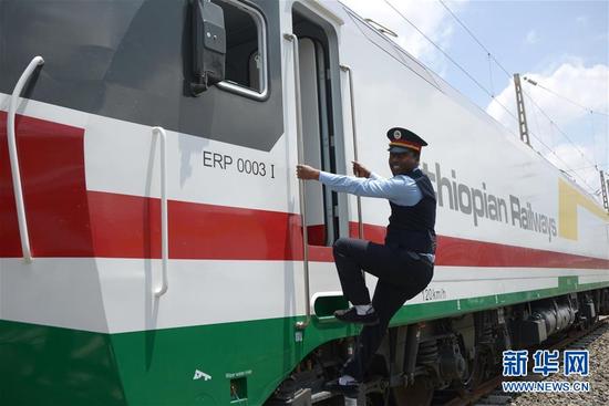 10月1日，在埃塞俄比亚首都亚的斯亚贝巴，一名埃塞俄比亚火车司机登上电力机车车头。