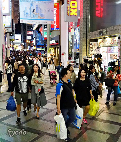 大阪心斋桥筋商业街随处可见中国游客