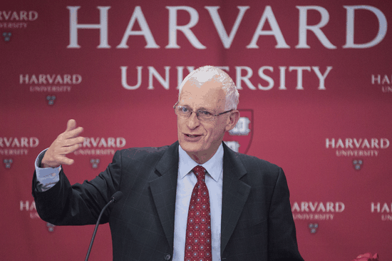 当地时间2016年10月10日，美国坎布里奇，诺贝尔经济学奖得主Oliver Hart出席新闻发布会。视觉中国供图。