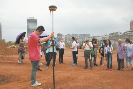5月6日,在市民代表和媒体见证下,监测人员利用GPS定位当年电容器的存储地点。