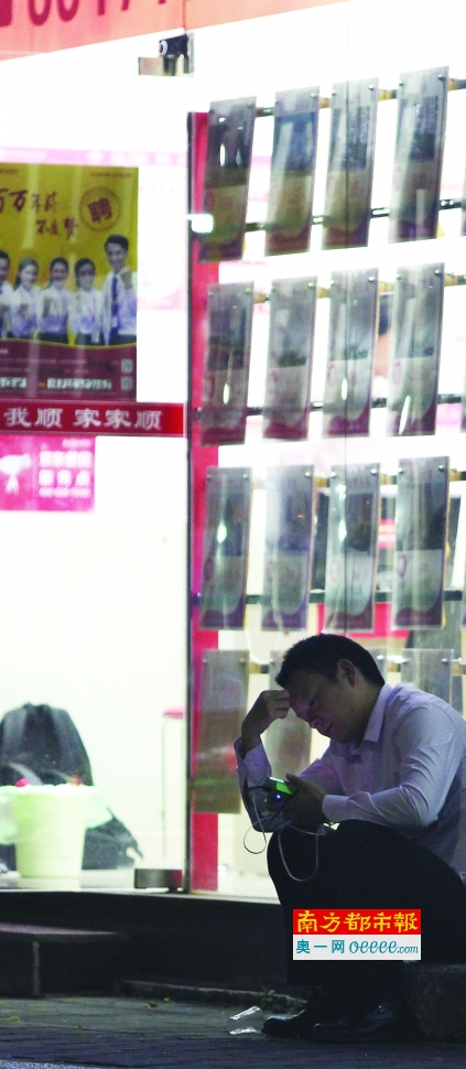 深圳福田区。一名房产中介坐在店门前研读楼市新政。