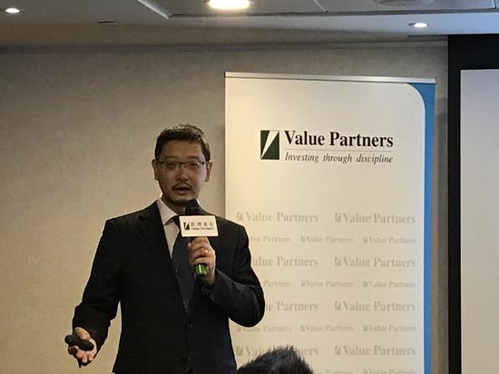 惠理基金投资董事王炎东在2017年投资展望会上演讲。图片来源 新浪港股