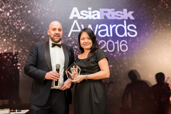 驻新加坡基金经理蔡瑮陵(右)于2016年10月6日举办的「亚洲风险管理大奖」晚宴。代表公司领取「年度最佳券商」奖项