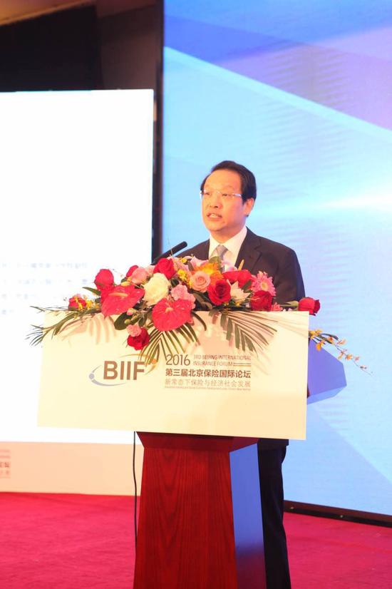 保监会主席项俊波发表致辞。