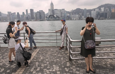 刚过去的“十一”长假，赴港内地游客在香港尖沙咀海边留影。吕小炜摄