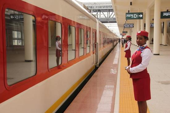 由中国企业采用全套中国标准和中国装备建造的非洲首条现代电气化铁路于10月5日通车