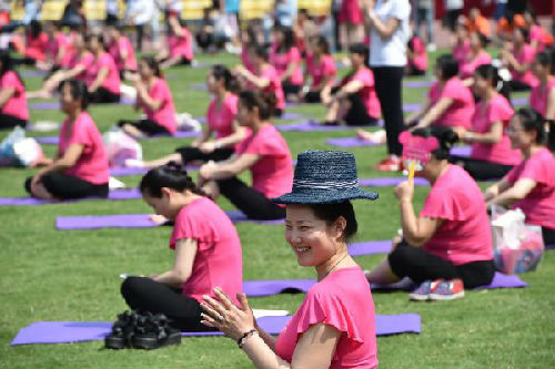 2016年6月5日，在安徽合肥奥体中心，“准妈妈”们准备练习孕期瑜伽。
