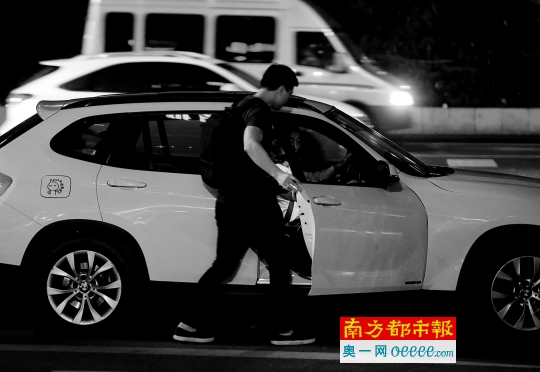 10月14日，广州大道中，一位乘客使用滴滴出行APP约车。