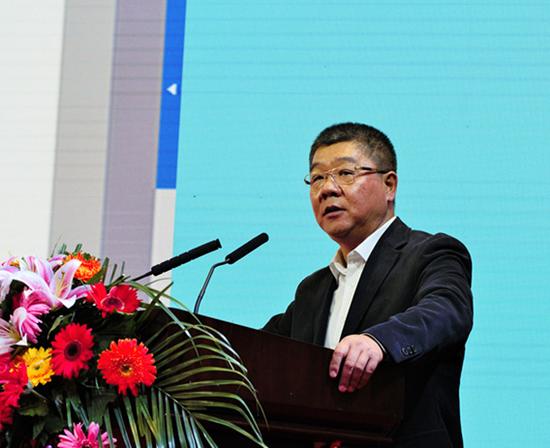 图为全国保险专业研究生教育指导委员会常务副主任郝演苏。