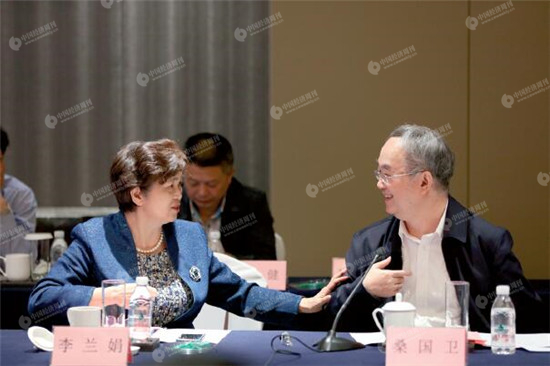 十一届全国人大常委会副委员长桑国卫院士与李兰娟院士在专题战略咨询会议现场探讨交流。
