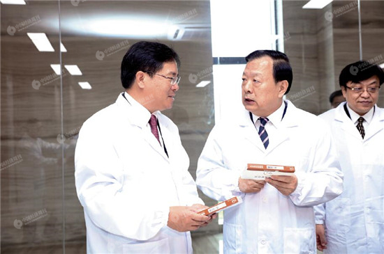 论坛期间,浙江省委书记夏宝龙参观了贝达药业生产车间。图为贝达药业董事长丁列明(左一)向夏宝龙书记介绍贝达药业产品。《中国经济周刊》视觉中心 首席摄影记者 肖翊 摄