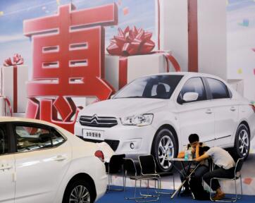 2015年9月2日，江苏省南京市，汽车经销商优惠销售的家庭轿车吸引消费者购买。资料图