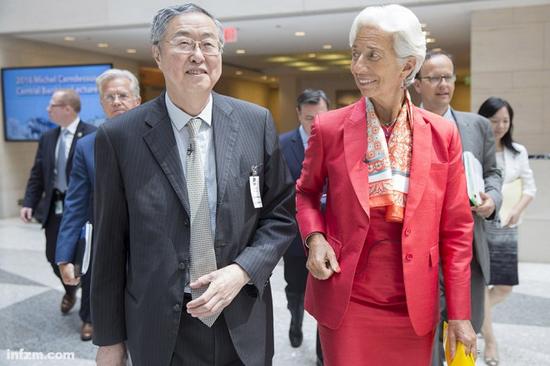 2016年6月24日，美国华盛顿，中国人民银行行长周小川出席国际货币基金组织(IMF)举办的康德苏讲座活动，并与IMF总裁拉加德对谈人民币汇率、人民币国际化等热点问题。(视觉中国/图)