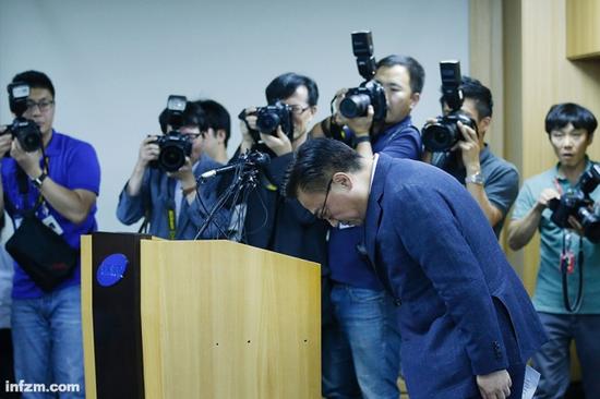 当地时间2016年9月2日，韩国首尔，三星手机业务负责人高东真对GalaxyNote7电池爆炸事件致歉。(视觉中国/图)