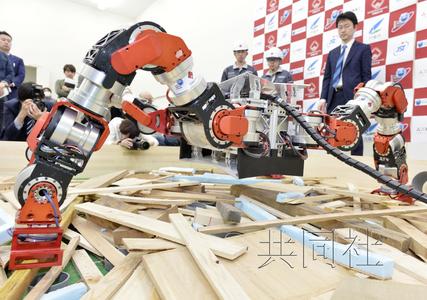 11月1日，早稻田大学团队与三菱重工共同研发出的用于灾害救援的机器人“WAREC-1”向媒体亮相。机器人可在废墟上匍匐前进，也能进行高处作业。（共同社）