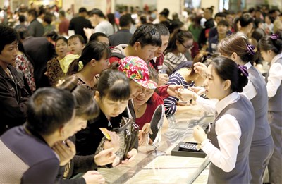 要禁止低价游、强制购物等旅游乱象发生,必须从根源上改变整个行业体系和薪酬规则 视觉中国图