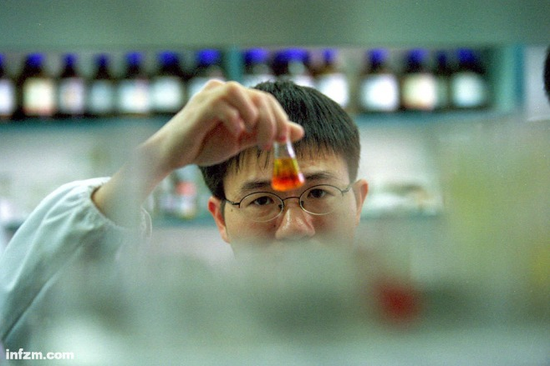 上海“国家新药筛选中心”，工作人员在运作一套新药筛选系统。院士和企业界批评，中国的新药审批制度仍有很大改善空间。（视觉中国/图）