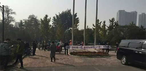 微博上有用户发了一张拉横幅抗议乐视拖欠加工款的照片