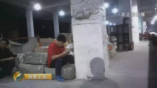 央视曝光天天快递乱象：分拣员拆开包裹偷吃偷拿